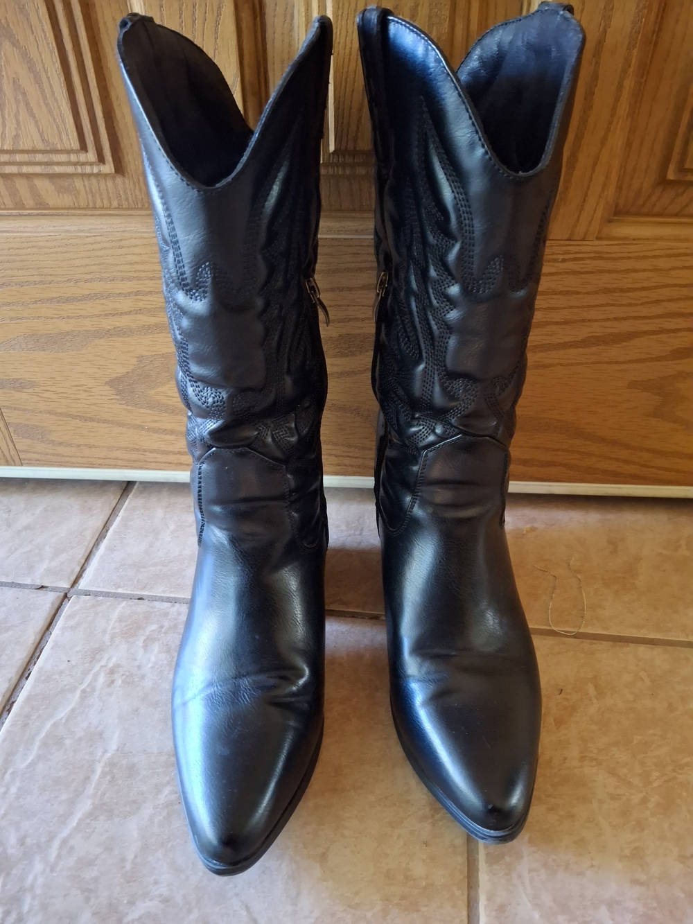 Women's Black Western-Style Mid-Calf Heeled Boots - Picture 2 of 5